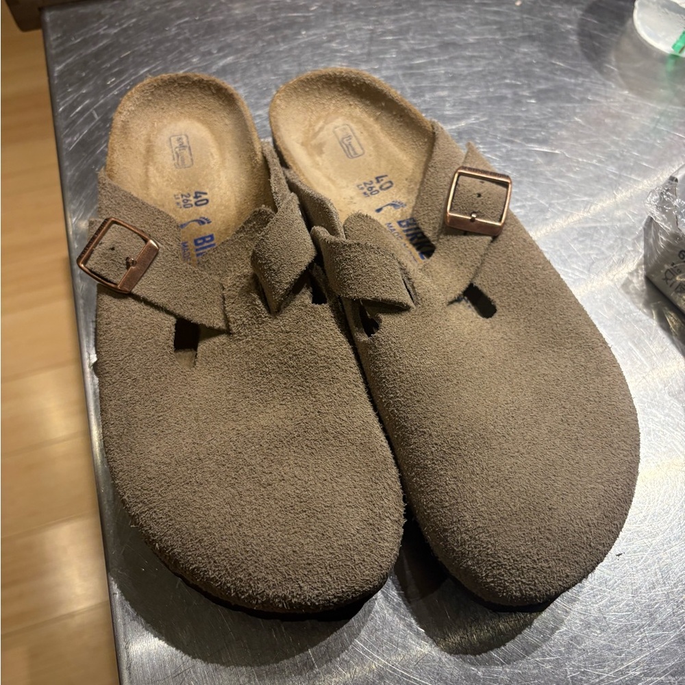 Women’s Narrow fit Boston Clog - Taupe Suede